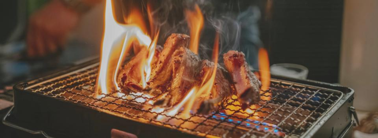 lihaa grillataan