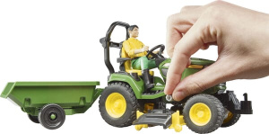 John Deere -ajoleikkuri perävaunulla ja puutarhuri 4