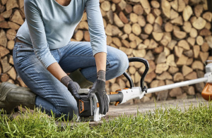 FSA 57 Akkutrimmeri, akulla ja laturilla, Stihl 2