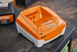AL 301, 230 V Laturi, Stihl 2