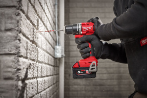 Kompakti Milwaukee M18 BLDDRC-502C hiiliharjaton akkuporakone kahdella akulla ja laturilla, 4933492835 4