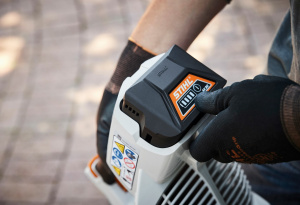 BGA 57 Akkupuhallin Sis AK20 Ja Al101, Stihl 4