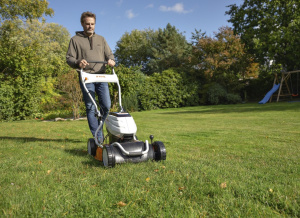 RMA 2.2 RPV Akkuruohonleikkuri + AP300 S & AL301, Stihl 3