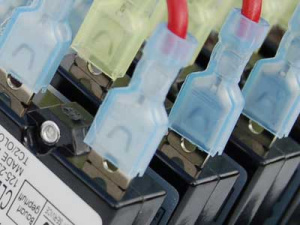 KATKAISINPANEELI 6 HARMAA VESITIIVIS AUTOSULAKKEILLA 2