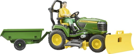John Deere -ajoleikkuri perävaunulla ja puutarhuri