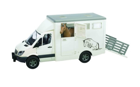 MB Sprinter hevoskuljetusauto hevosella
